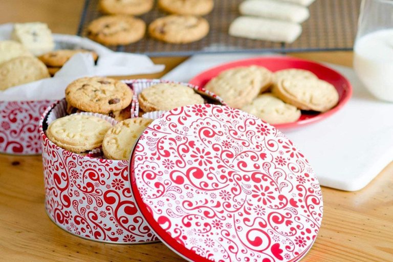 Christmas cookie tins with cookies