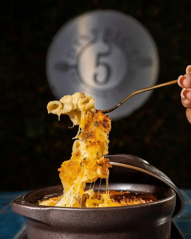 Cheesy Baked Mac and Cheese