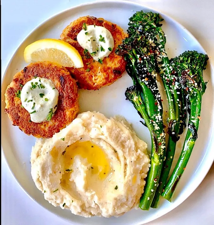 Crispy Salmon Cakes with Spicy Mayo